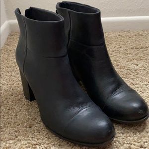 NWOT Clark’s Enfield Tess Black Black zip 9.5